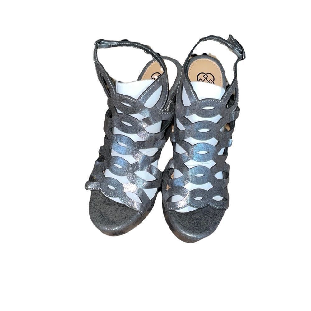 •DAISY FUENTES• metallic stalky wedges in size 7… *Excellent like new condition*